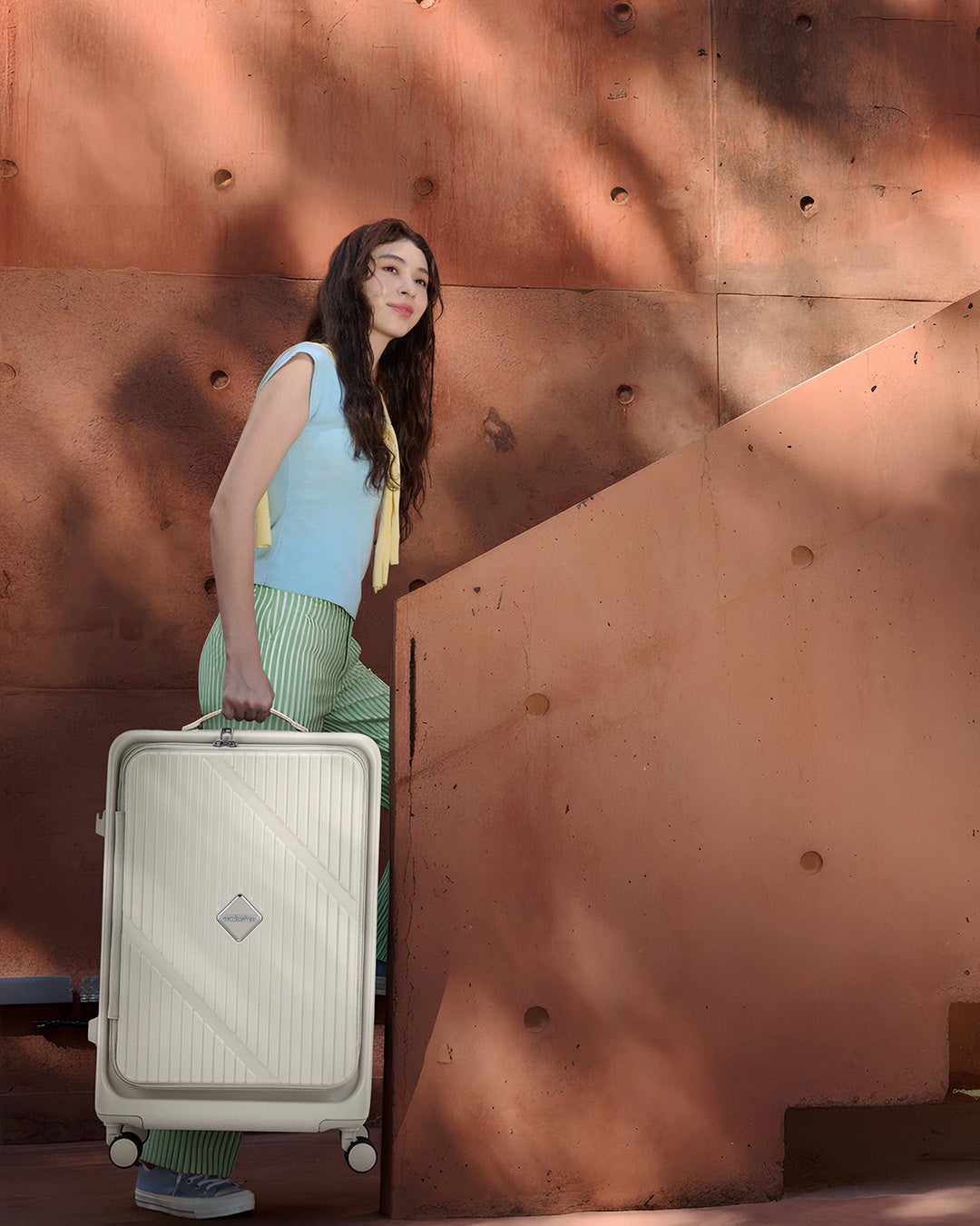 VELOX CARRY-ON SMALL SUITCASE 54CM EXPANDABLE BOOK-OPENING  lifestyle | American Tourister
