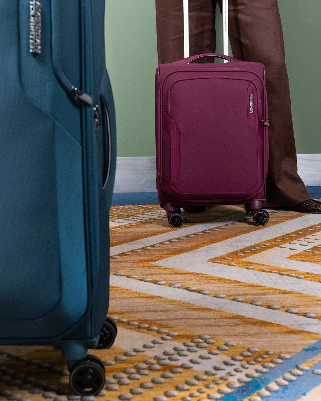APPLITE 5 ULTRALIGHT CARRY-ON SMALL 55CM EXPANDABLE 2.1KG SUITCASE  lifestyle | American Tourister