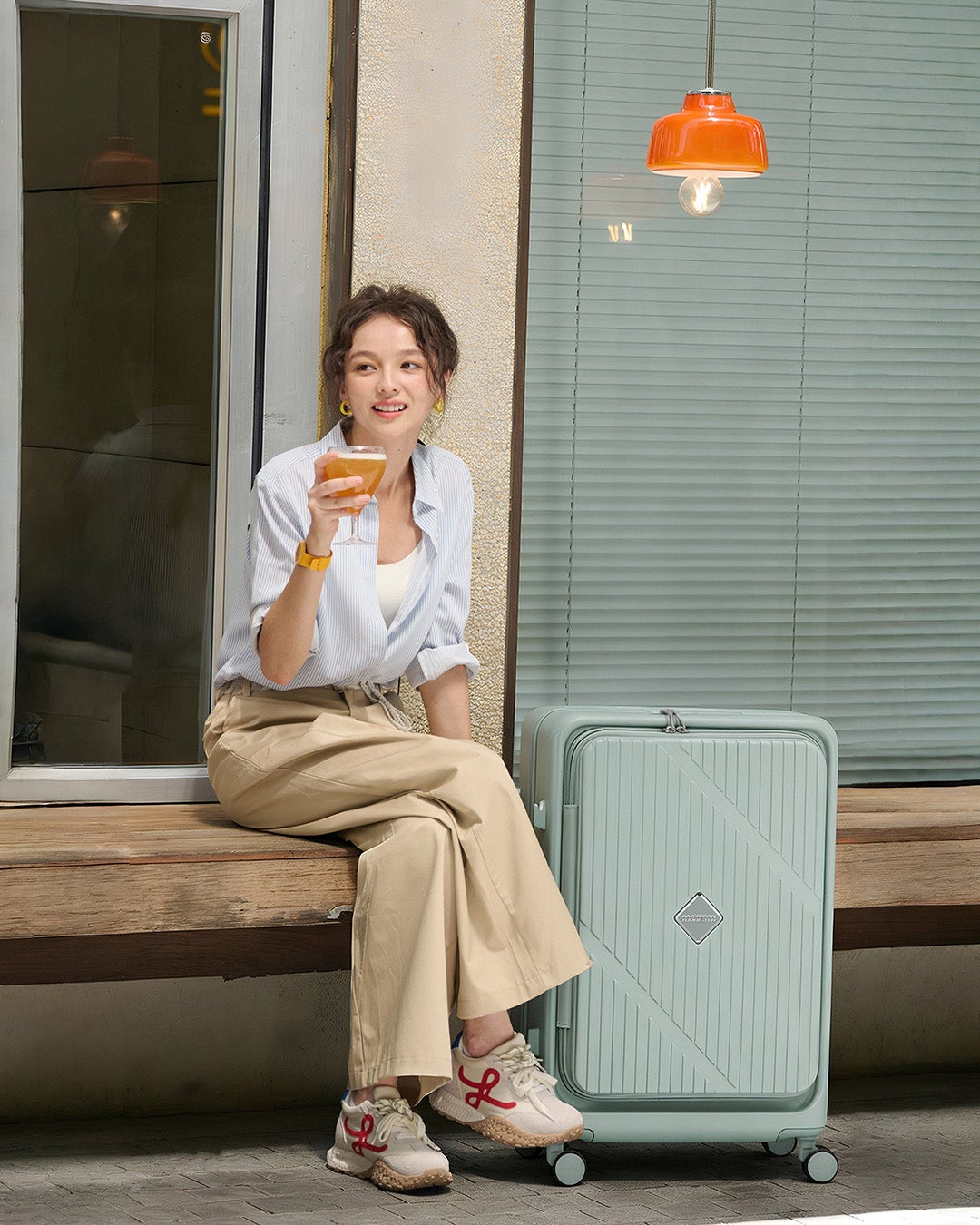 VELOX CARRY-ON SMALL SUITCASE 54CM EXPANDABLE BOOK-OPENING  lifestyle | American Tourister